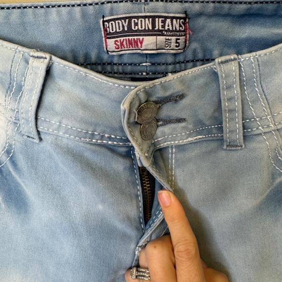 Amethyst Body Con Low Rise Light Wash Cropped Capri Soft Denim Skinny Jeans - Picture 4 of 13